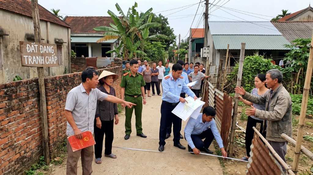 Cảnh hòa giải tranh chấp đất đai với sự tham gia của chính quyền và các bên liên quan