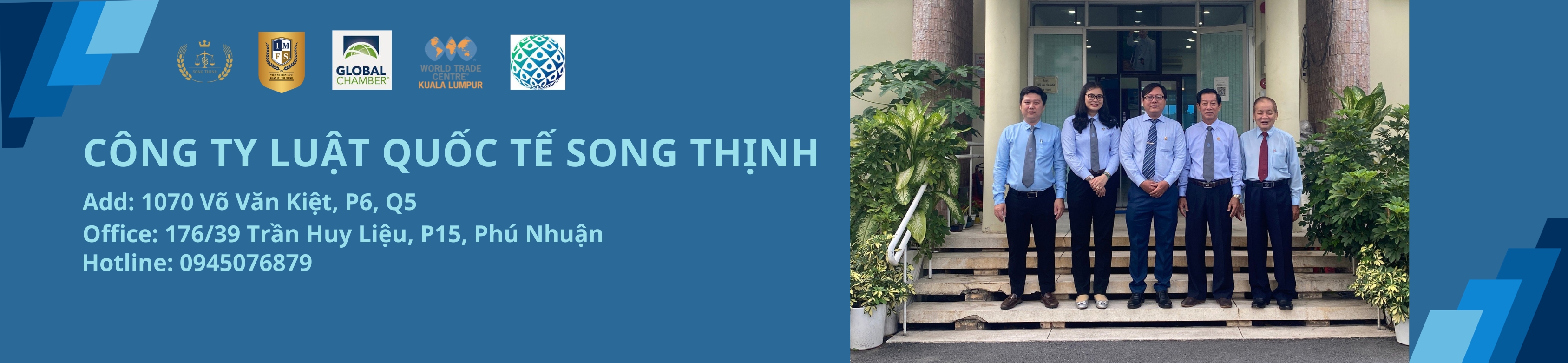 Đội ngũ luật sư Song Thịnh trước văn phòng